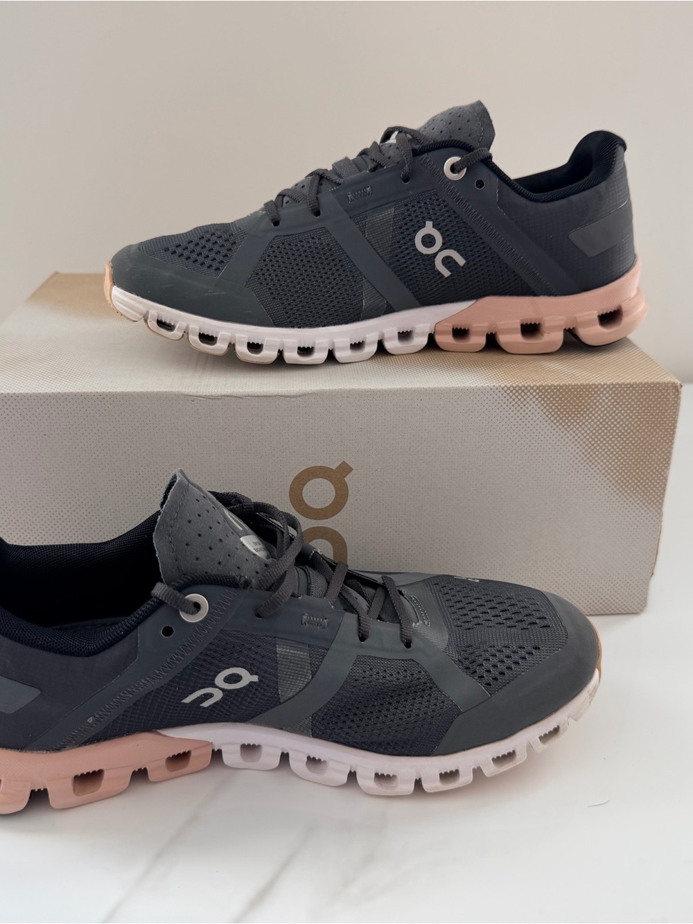 On Cloudflow Women's Size 6 Running Shoes in Rock/Rose